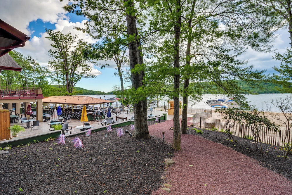 Hot Tub & Community Perks: Big Boulder Lake Escape
