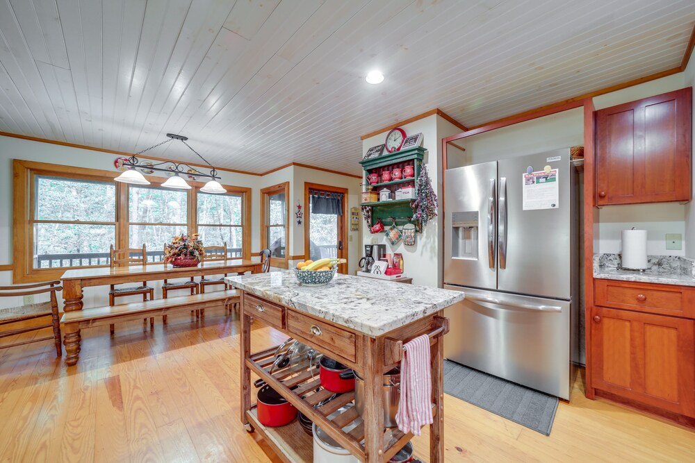 Creekside Family Retreat by Waterfalls & Hiking! view 4