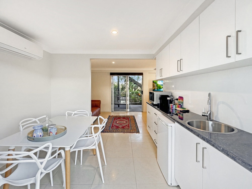 Spacious Beach Studio With Alfresco Dining