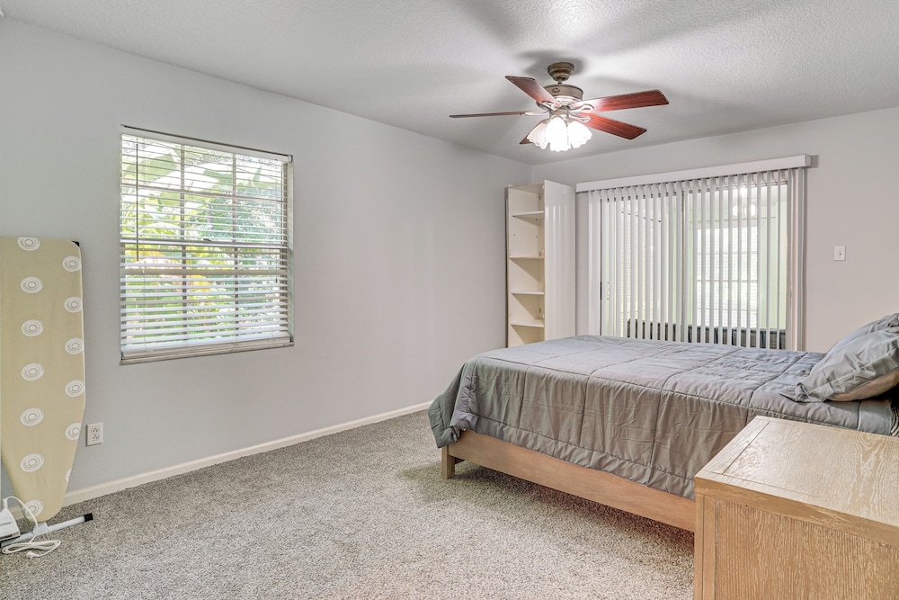 Group Getaway w/ Deck & Yard in Lakeland!