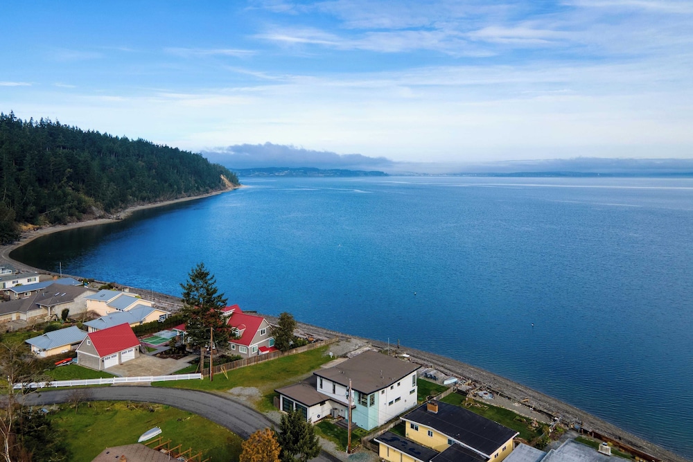 Chic Whidbey Island Waterfront Home w/ Hot Tub, Firepits + Views