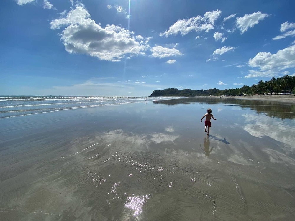 Private Saltwater Pool, Mountain Views, 3min Beach