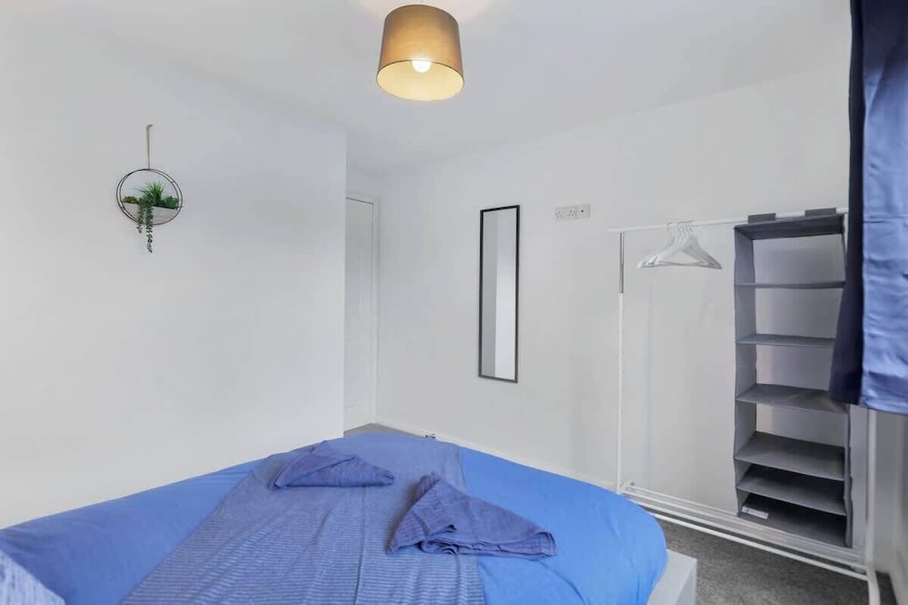 Spacious 4 Bedroom House With Parking