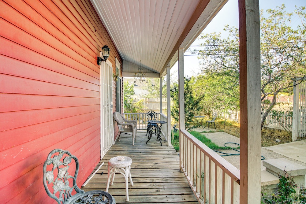 < 1 Mi to Downtown Abq: Historic Manor w/ Patio!