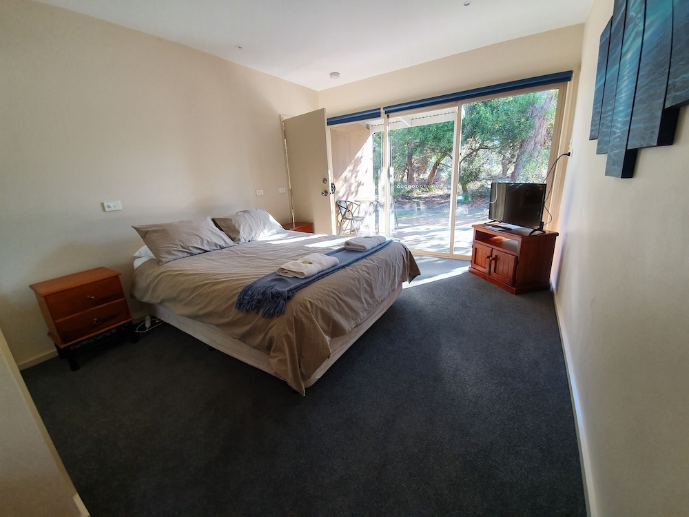 Waterfront Retreat At Wattle Point