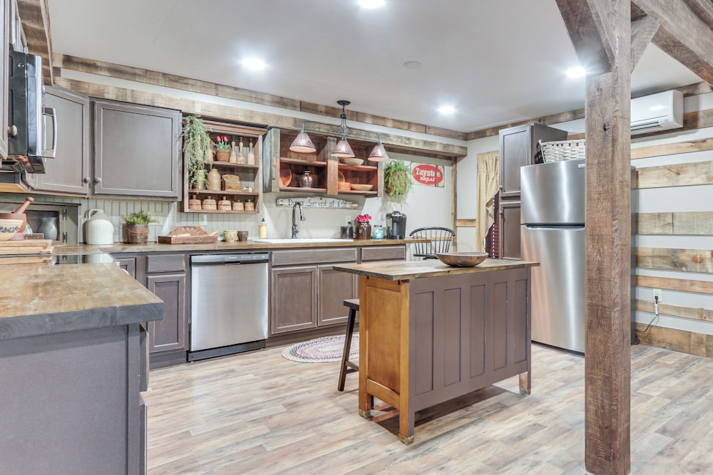 Historic Home w/ Mountain Views in Dry Run