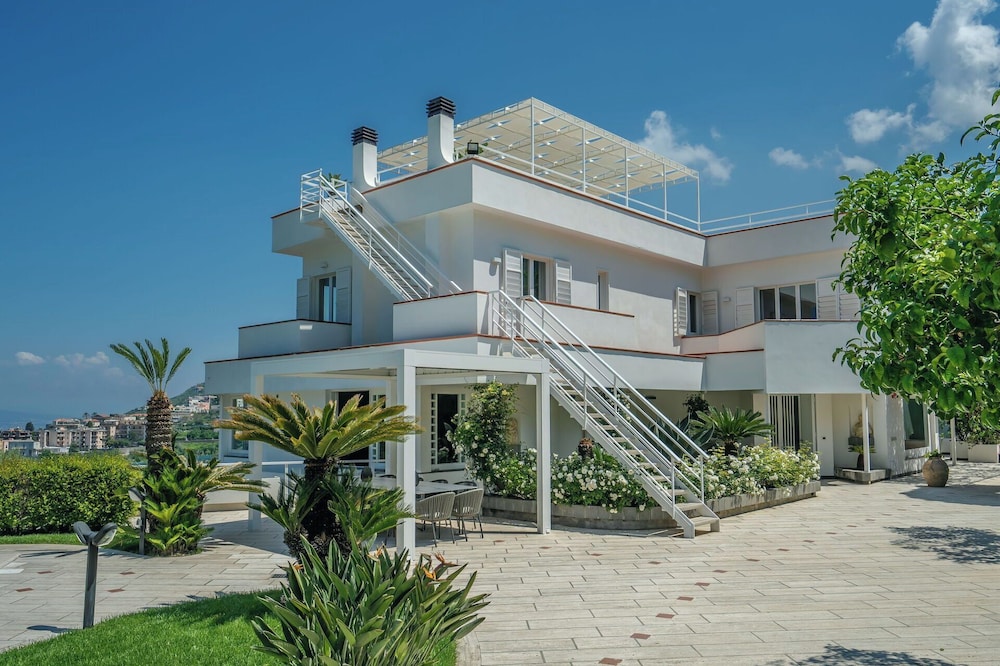 Luxury Levaina Villa, Sleeps 8 on the Amalfi Coast
