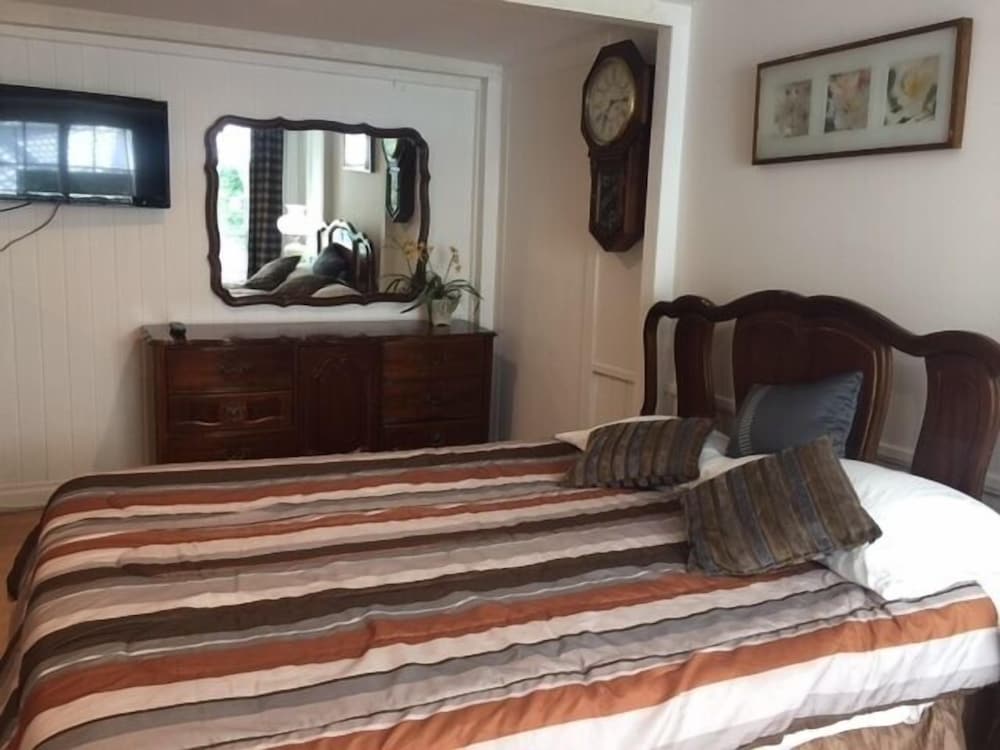 Van Nuys Vacations - Lovely Studio with a Pool - Property Image 21