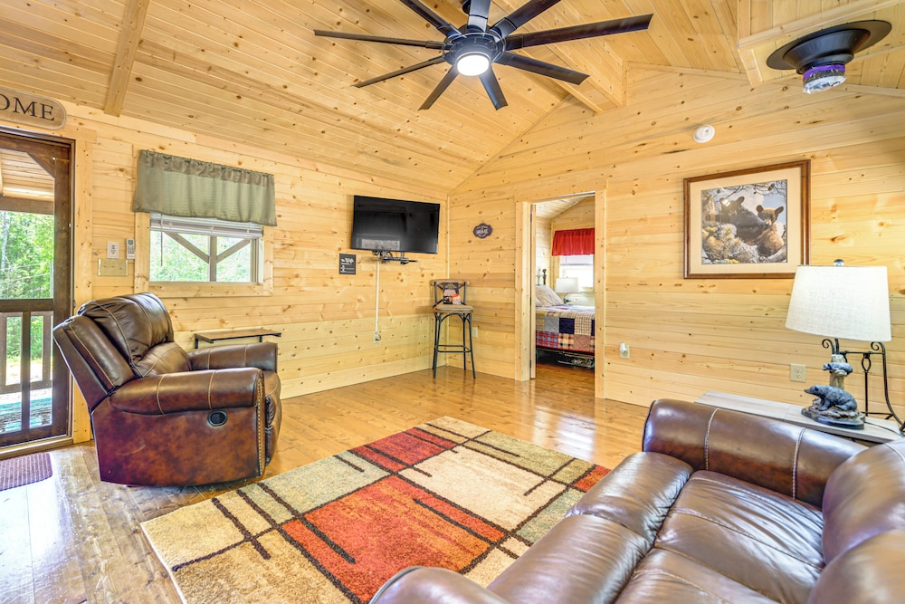 11 Mi to Smoky Mtns: Dog-friendly Sevierville Home