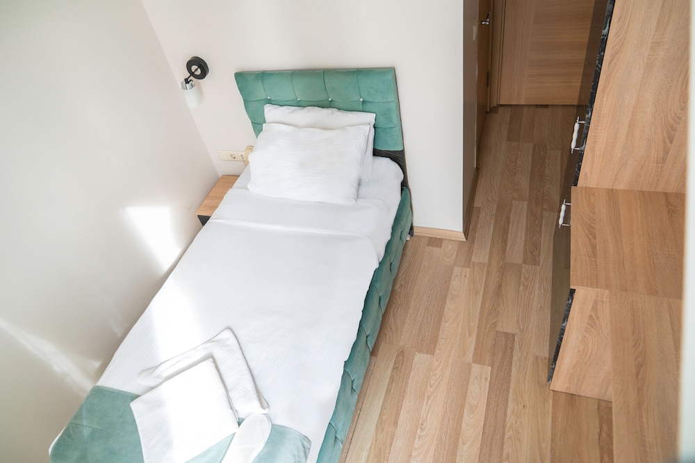 Loss Hotel - Image 38