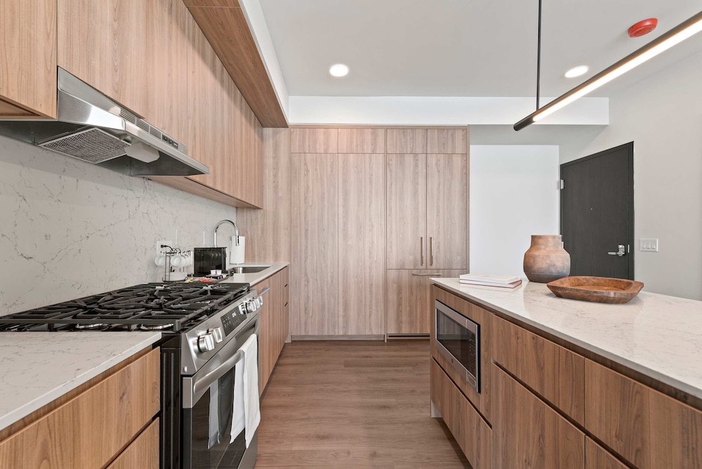 High-rise 65 Fl Apt w Lux Amenities Lake Views