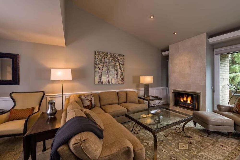 Vail Village 3 Bedroom Condo at the Covered Bridge - Pool, hot tub & More!