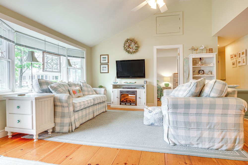 Walk to Goose Rocks Beach: Quiet Townhome w/ Patio