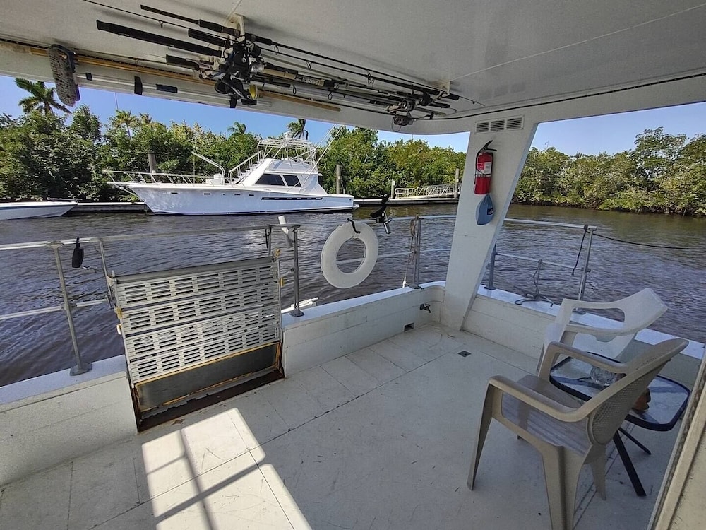 62' Yacht M/v Possibilities On Wide Private Canal 3 Bedroom Houseboat