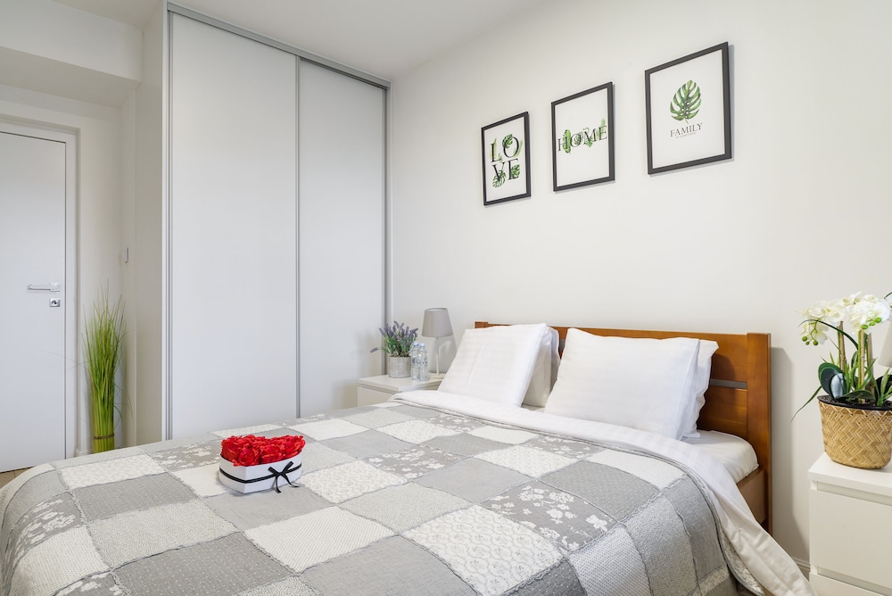 Lumina spacious apart with 3 bedrooms view 2