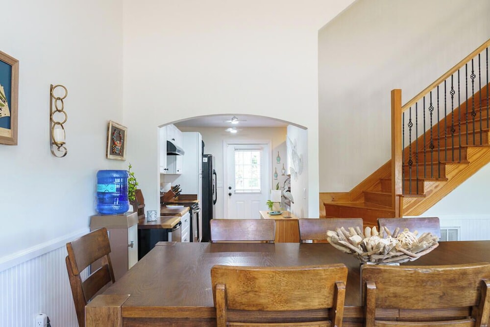 Charming 3-bed, 2-bath Home With Wonderful Views of the Golf Course