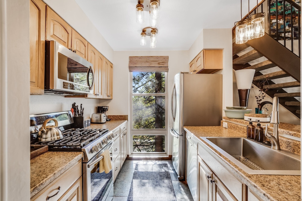 Pinegrove by Avantstay Beautiful Villas Condo Just Outside Tahoe City! - Property Image 1