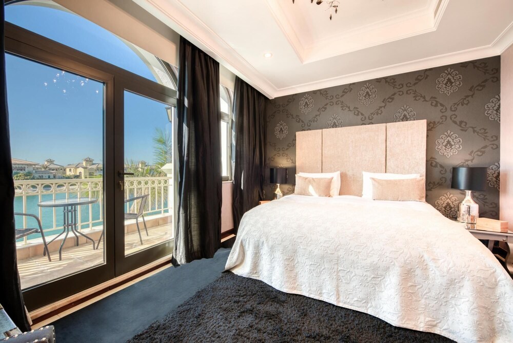Glamourous Beachfront Villa on The Palm w Pool