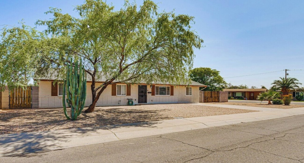 3 Mi to Old Town Scottsdale: Home w/ Patio!