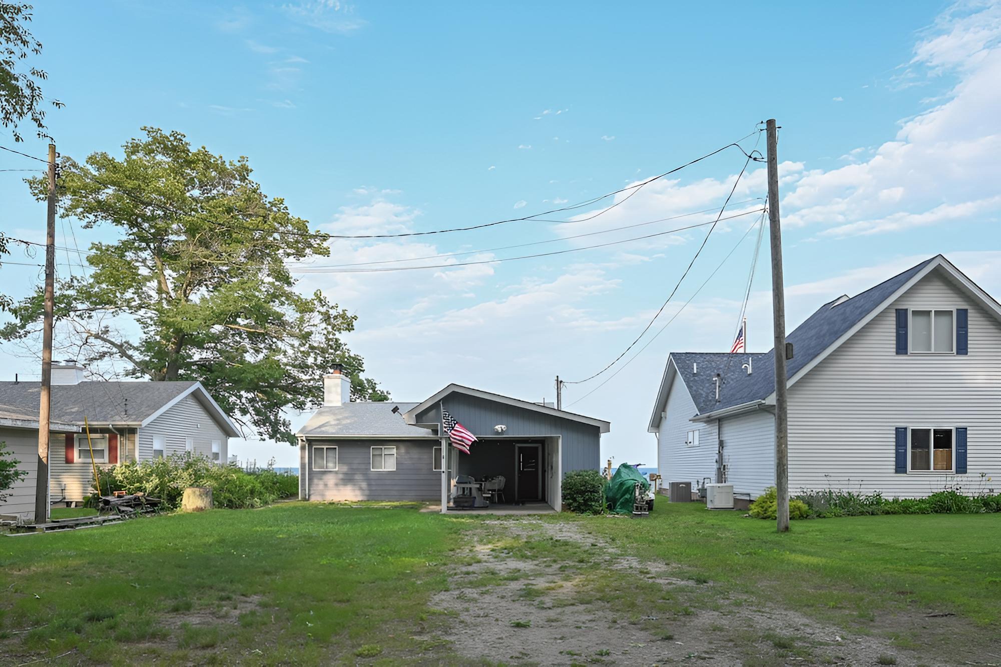 Seasonal Lakefront Tawas City Home w/ Grill!