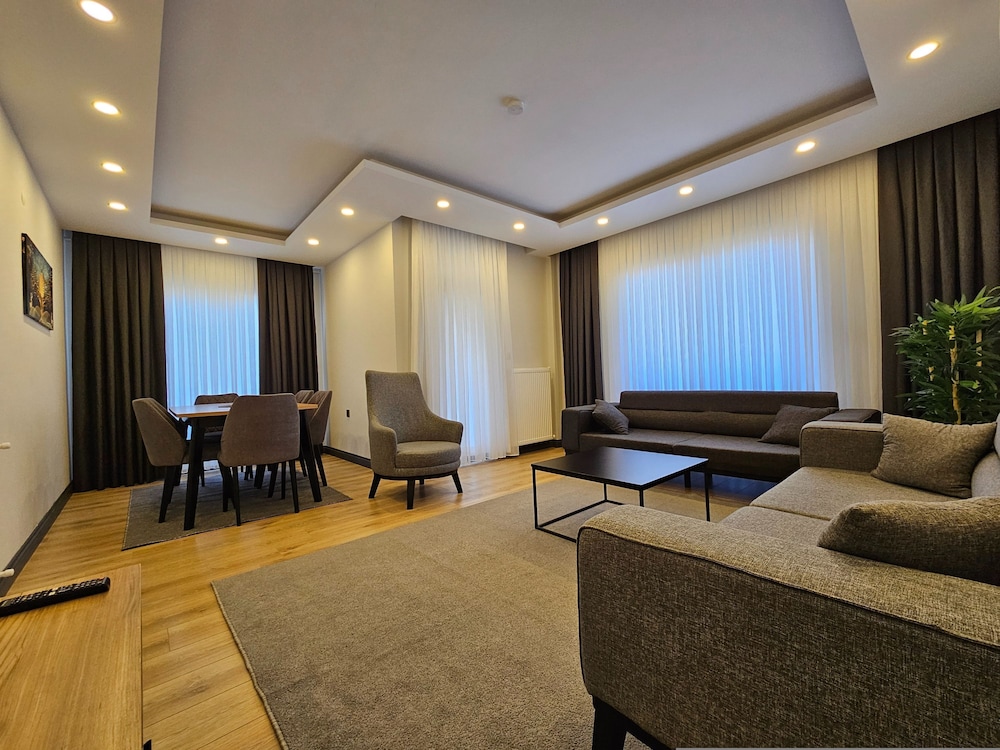 New Flat Large Living Space 2-5 Near By Lara Beach