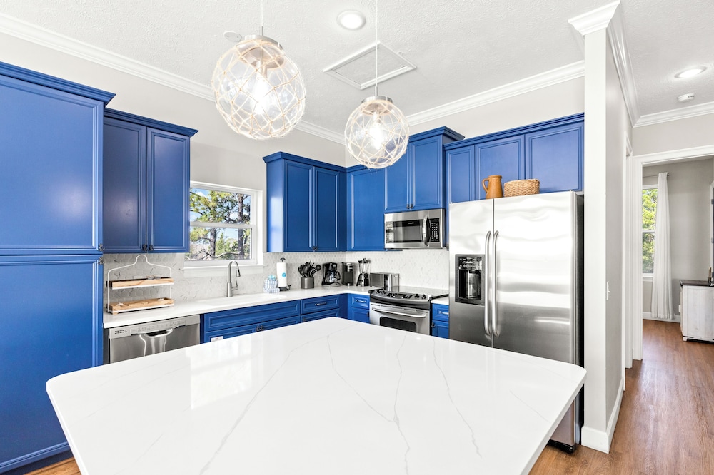 Sailors Cove: 5-bedroom, 4.5 Baths, Sleeps 12! Steps Away From the Beach!
