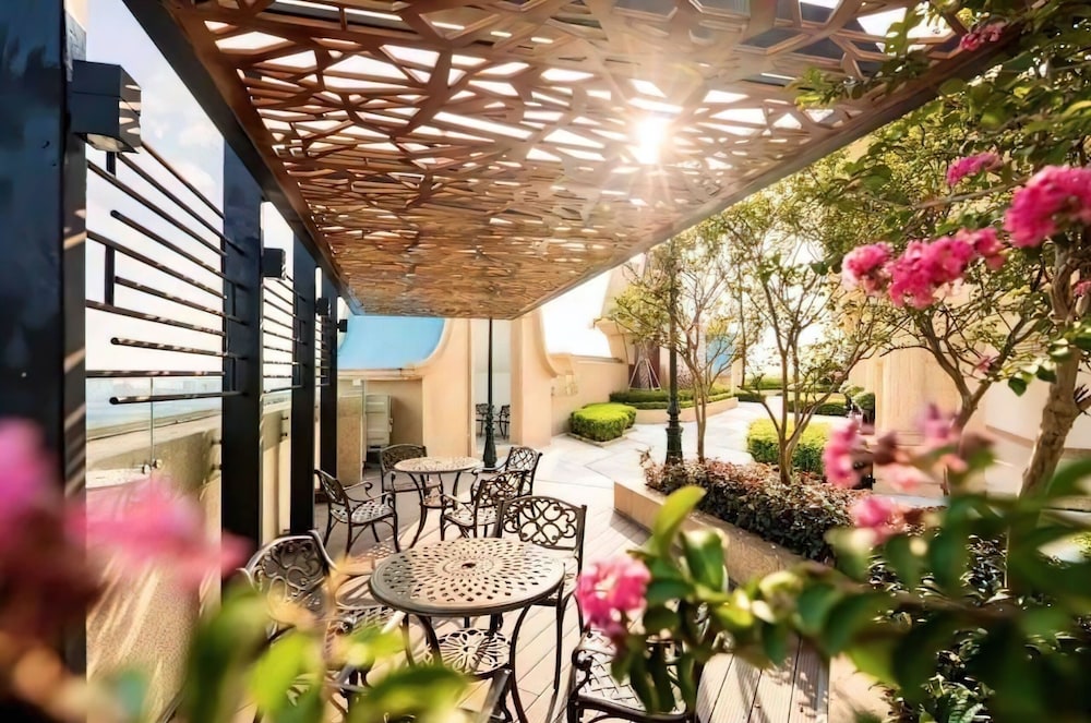 D El Dorado Westlake Luxury Apartments