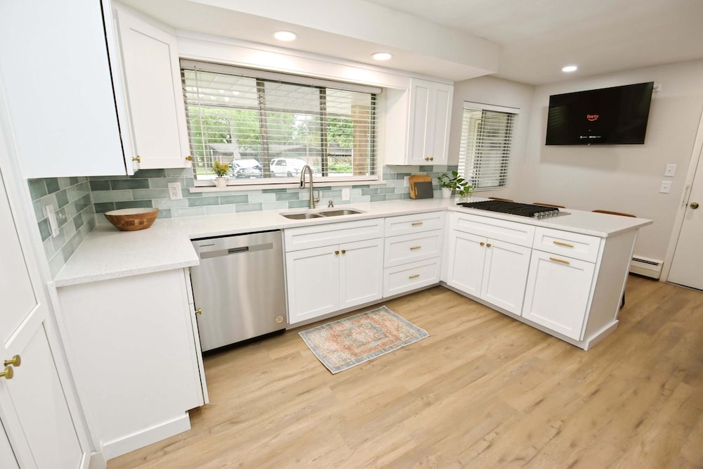 Mid Century Modern With Modern Touches 10 min Walk to Notre Dame 1831