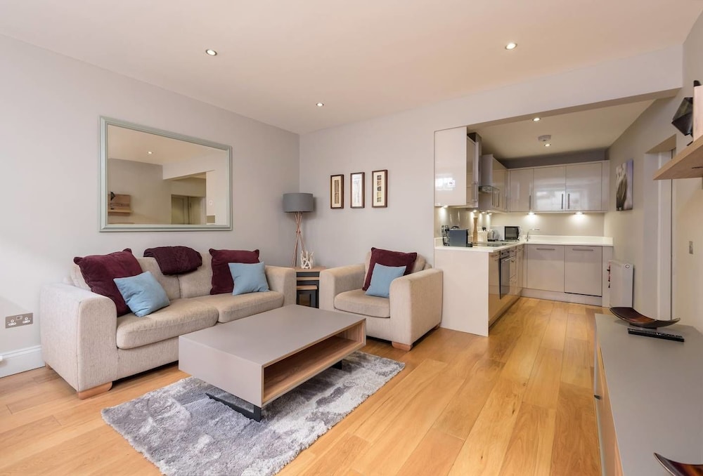 JOIVY Super Central Luxury Edinburgh Apartment view 5