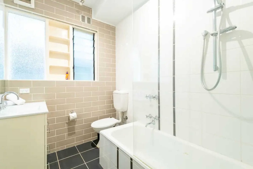 Sunny 1 Bedroom Flat in Quiet St Kilda With Parking