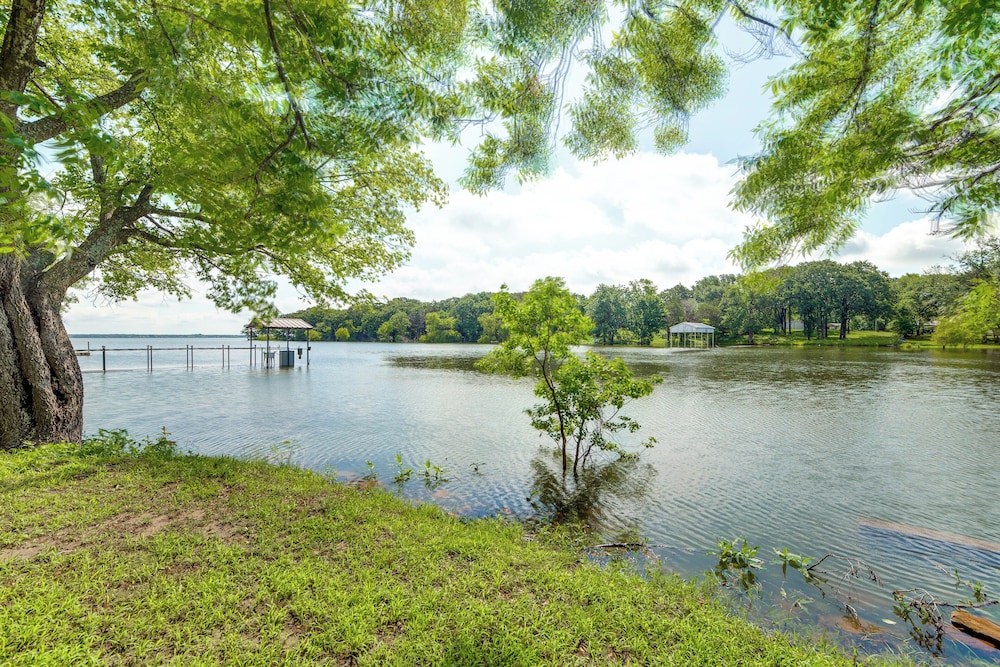 Lake Tawakoni Access + Hot Tub - Wills Point Home!