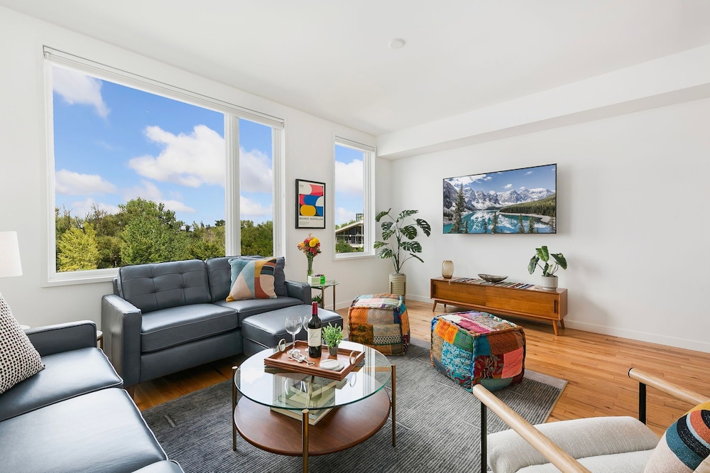 The Overlook - Luxe Old Town Condo w/ King Suite