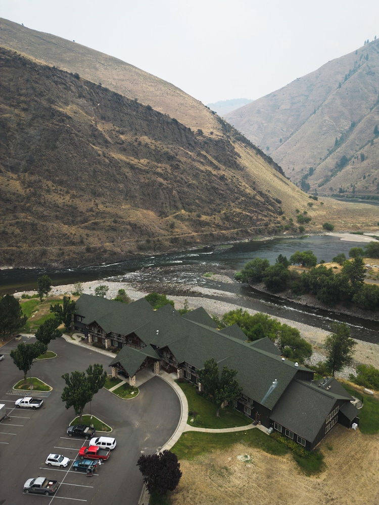 Salmon Rapids Lodge
