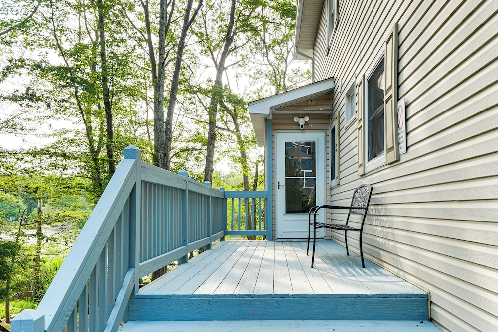 Hot Tub + Game Room! Lakefront Gem in Pocono Mtns