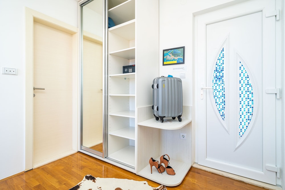 Jele Rooms