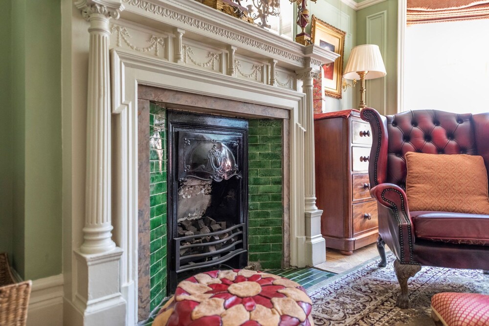The Grand Old Boy - Marylebone - by Frankie Says