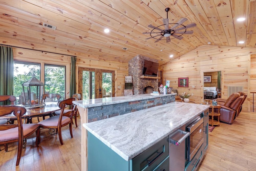400 Acres on Lavender Mtn: Getaway w/ Hot Tub!