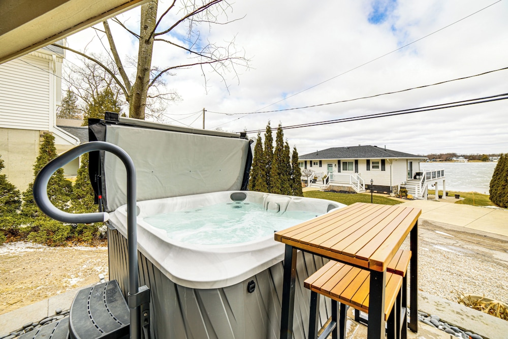 Hot Tub + Fireplace: Waterfront Clark Lake Apt