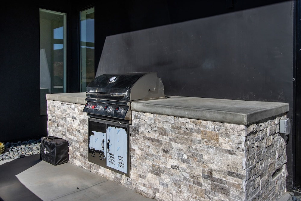Luxe Modern Escape w Pool Hot Tub Firepit Desert View Lassen by Avantstay