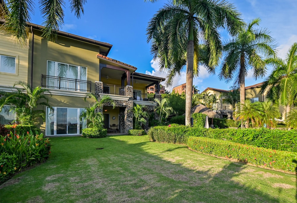 CR Luxury Los Sueños Condos