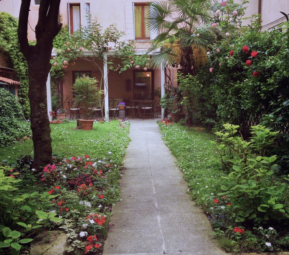 3749 Ponte Chiodo Guest House