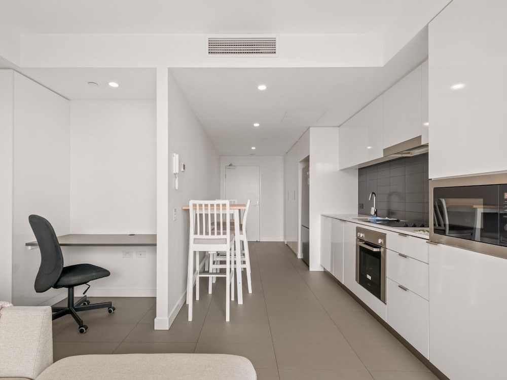 Sunny 2-bed in Valley With Premium Amenities