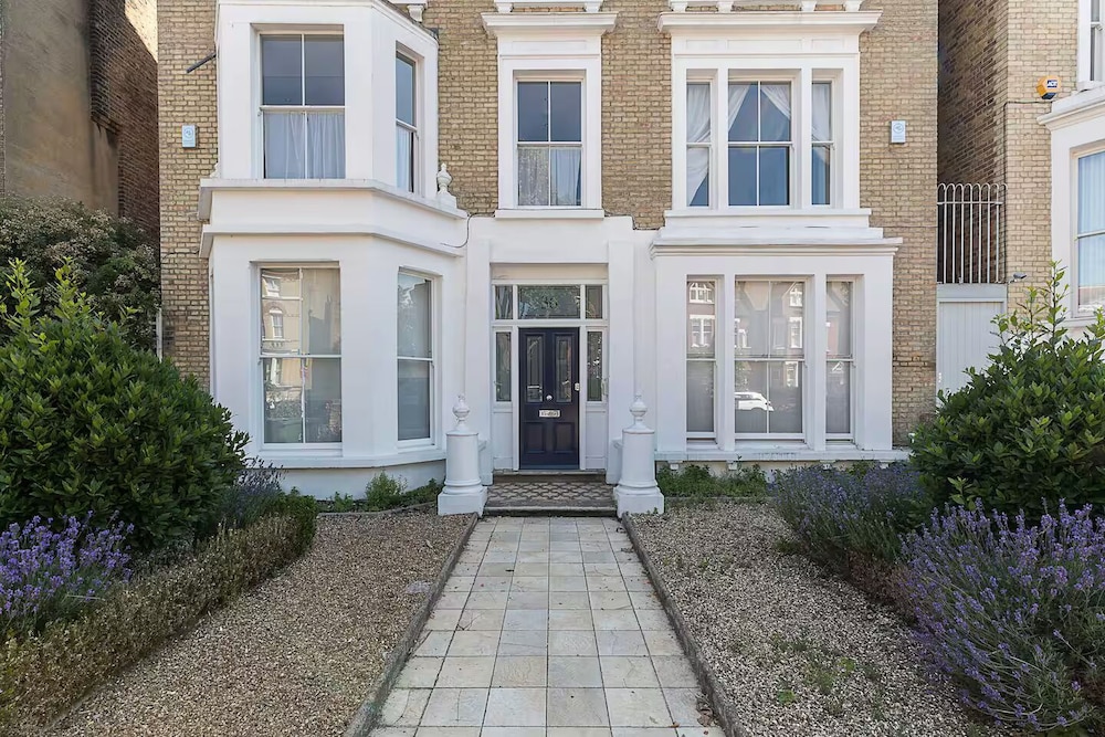 JOIVY Charming 1-Bedroom Flat with Patio