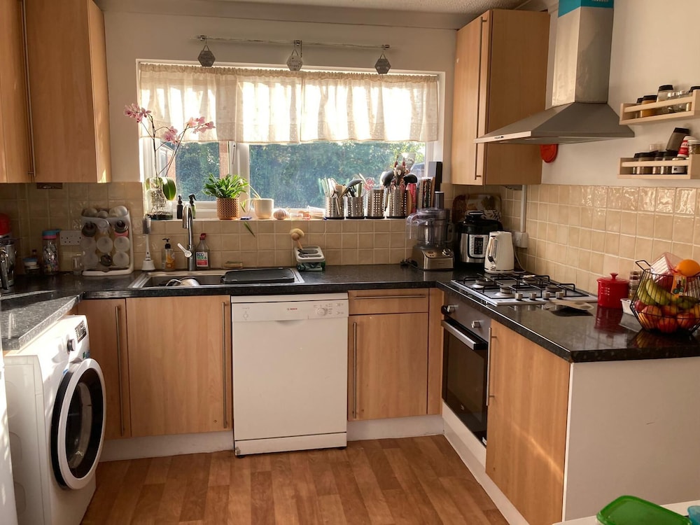 Stunning 3 -bed Semi Detached House in Cambridge view 3