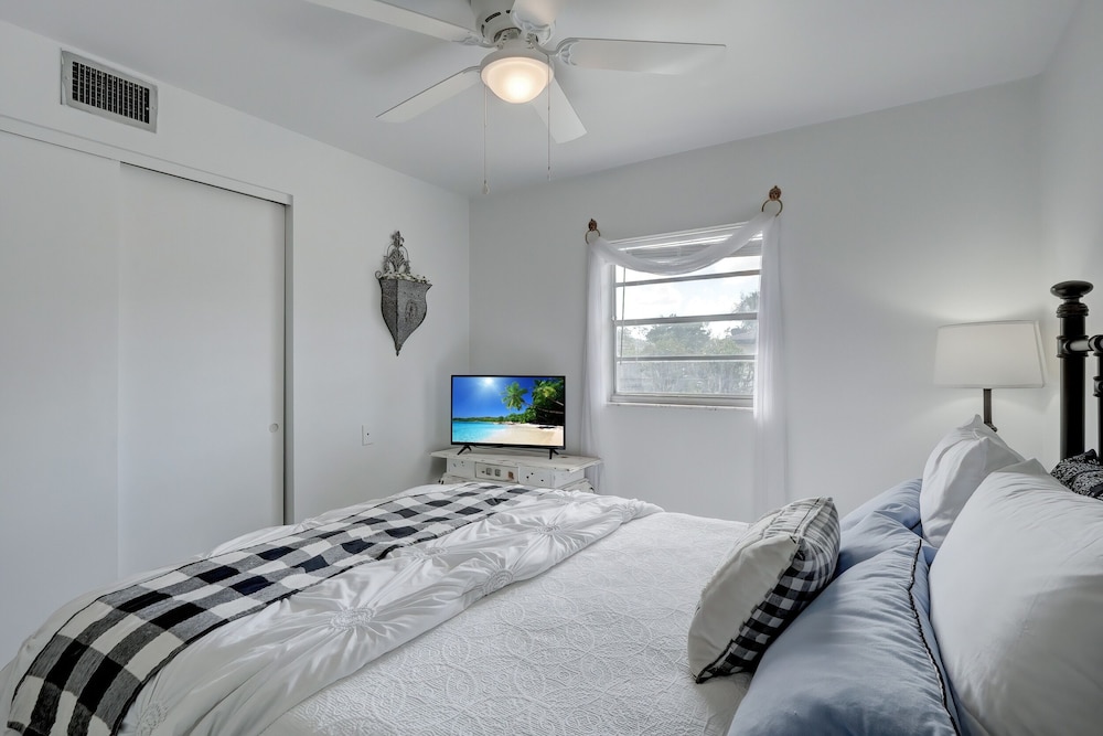 Luxury Pool Dog Friendly Central To Naples And Marco Island By Sky Run Naples 3 Bedroom Home