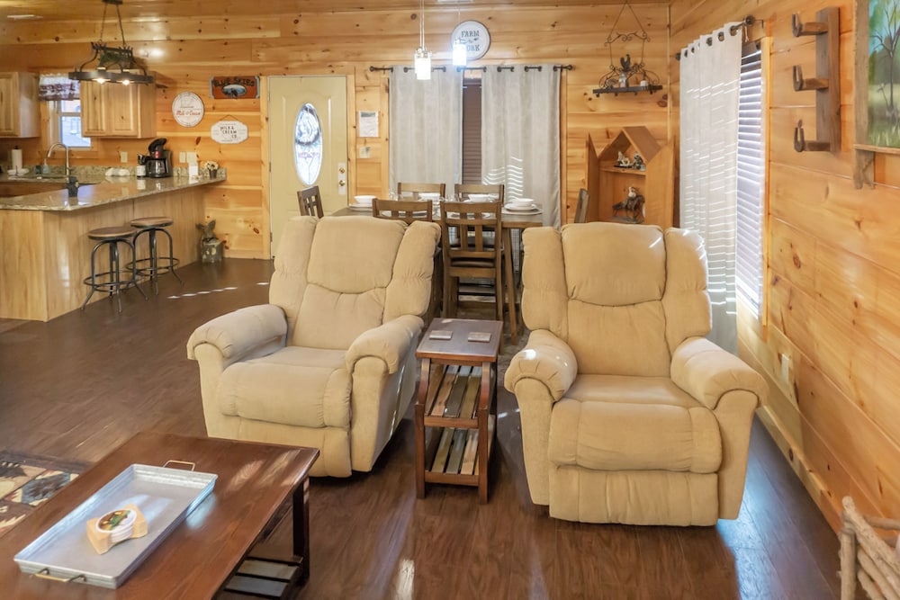 2 BR Pigeon Forge Home w/ Porch & Hot Tub