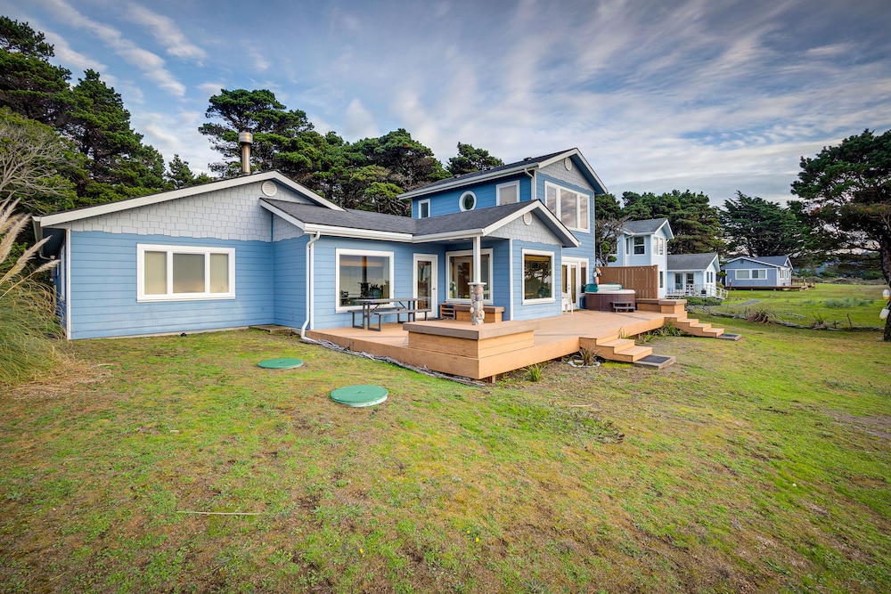 Oceanfront Home in Port Orford: The Lighthouse view 2