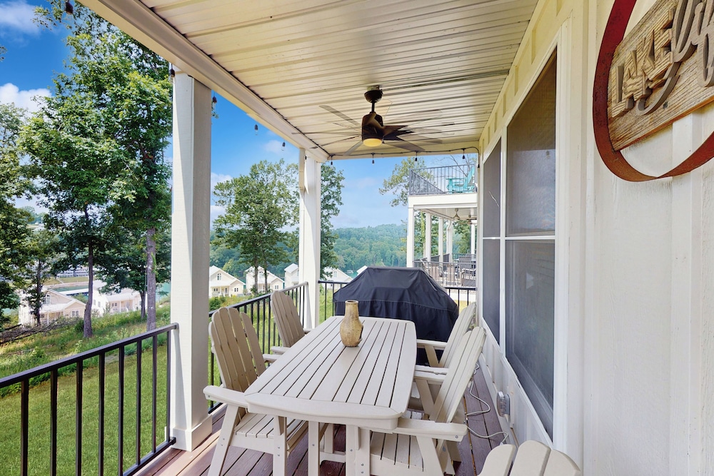 3 BR Home w/ Decks & Lake Views!