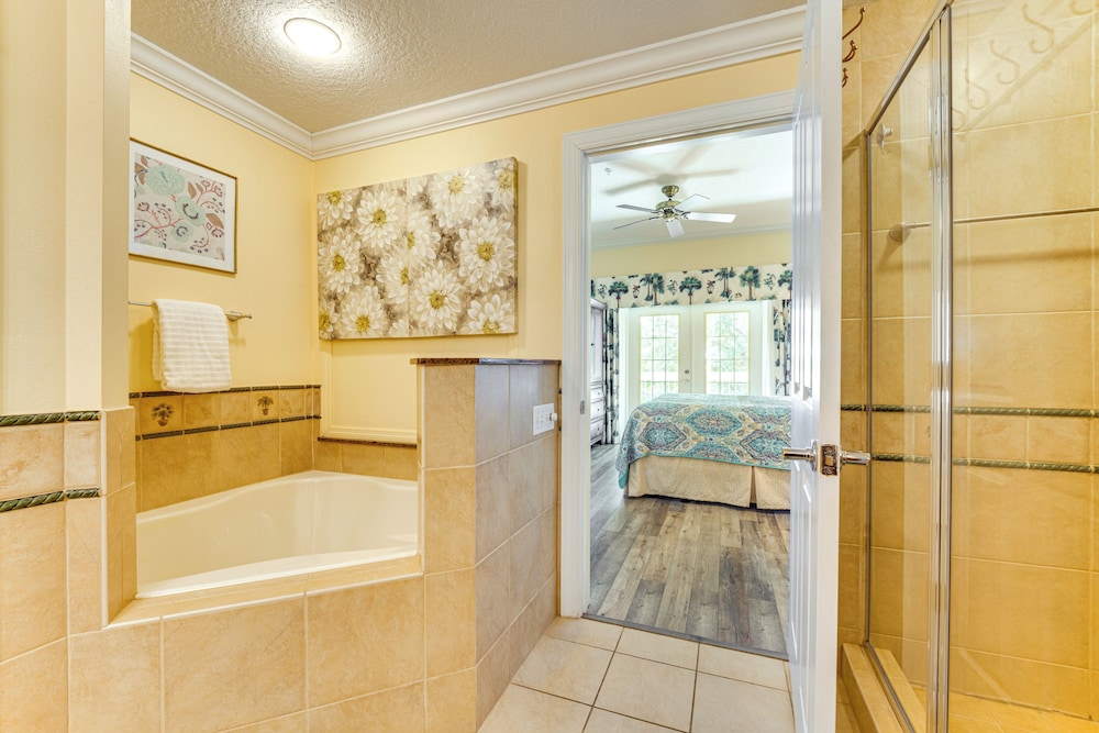 7 Mi to Disney World: Condo w/ 2 Balconies + Pools