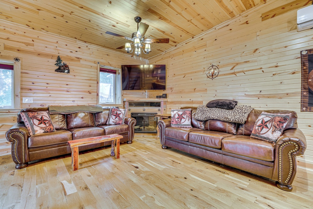 Steps to Marina & Beach: Couples Cottage in Pepin